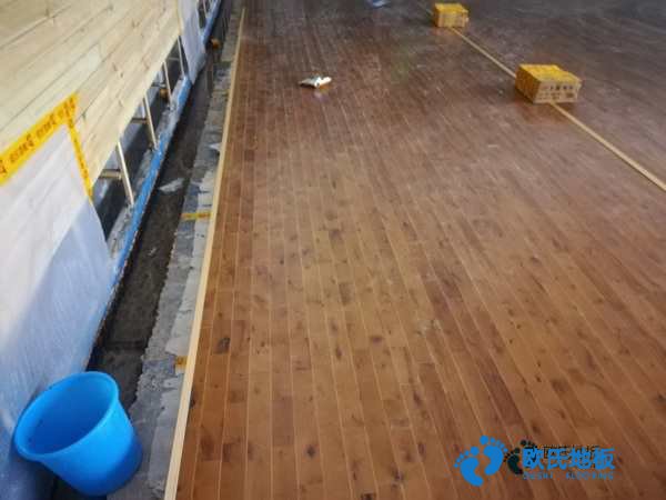 懸浮運(yùn)動體育木地板施工步驟