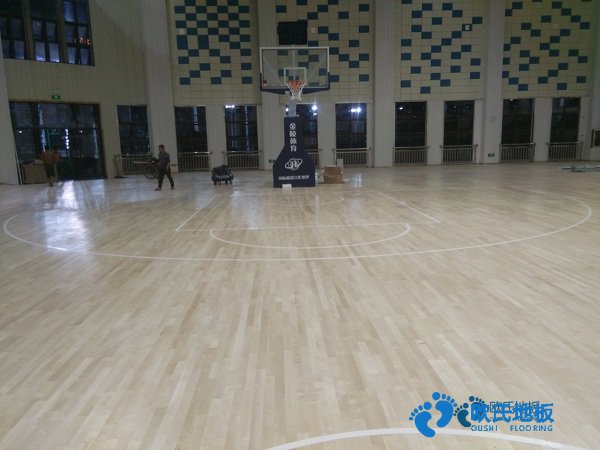 學(xué)?；@球場(chǎng)地木地板能拖嗎