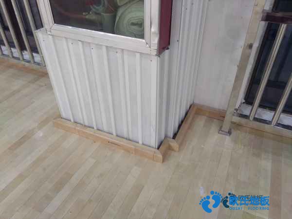 學(xué)?；@球場(chǎng)地木地板能拖嗎