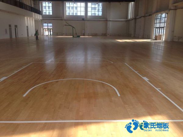 單龍骨運(yùn)動場地板如何保養(yǎng)