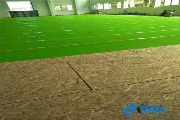 學?；@球場木地板施工