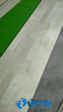 學?；@球場木地板施工