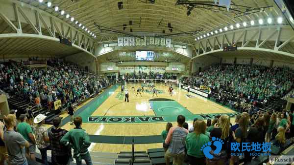 學(xué)?；@球地板哪種好