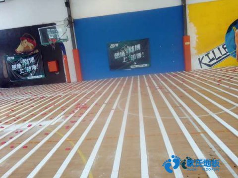 學(xué)?；@球地板哪種好