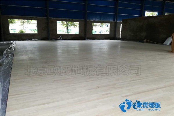 學(xué)校籃球場地地板特點