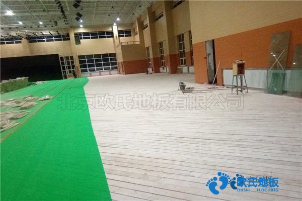 學(xué)?；@球場木地板施工步驟