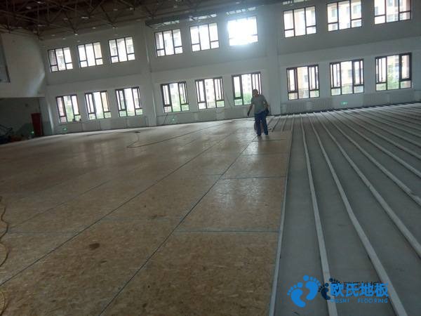 學(xué)?；@球場地地板含水率