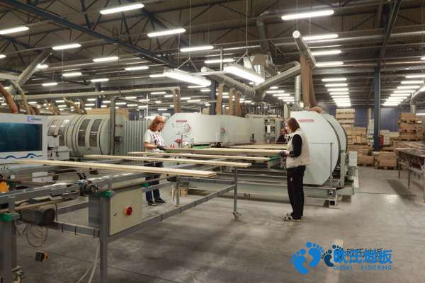 學(xué)?；@球場地地板含水率