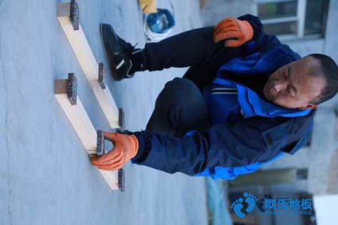 學(xué)?；@球場(chǎng)地地板含水率