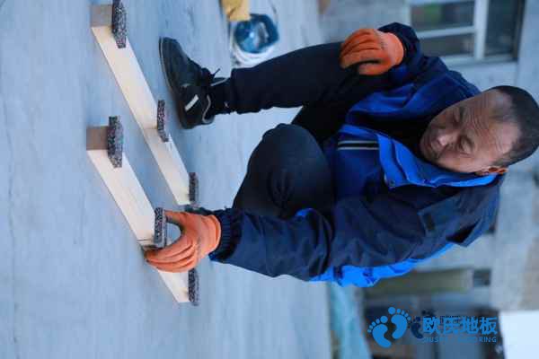 學(xué)?；@球場地地板含水率