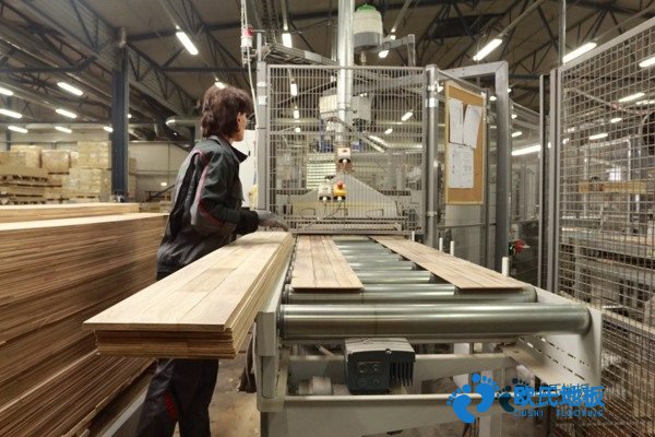 學(xué)?；@球場地地板含水率