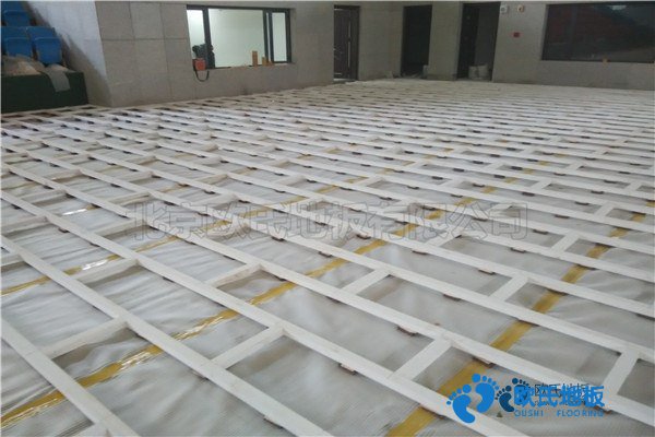 學(xué)?；@球場木地板輔設(shè)