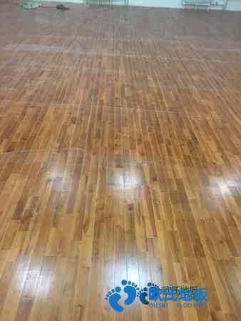 學(xué)?；@球場(chǎng)地木地板的變形量