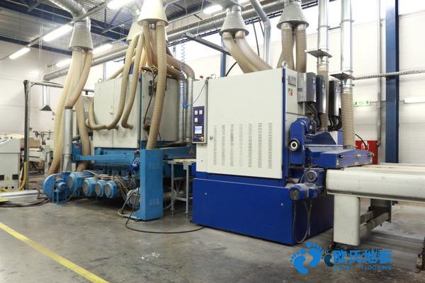 學?；@球場地地板反彈力