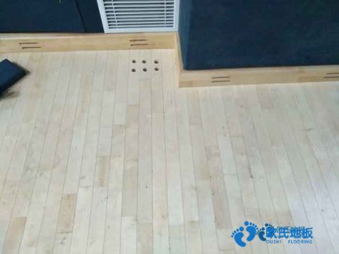 學(xué)?；@球場(chǎng)地木地板如何挑選