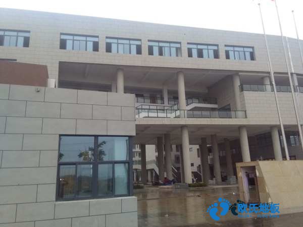 學(xué)?；@球場(chǎng)木地板防潮層