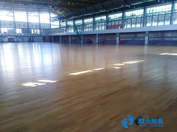 學(xué)?；@球館地板生產(chǎn)的工作環(huán)境