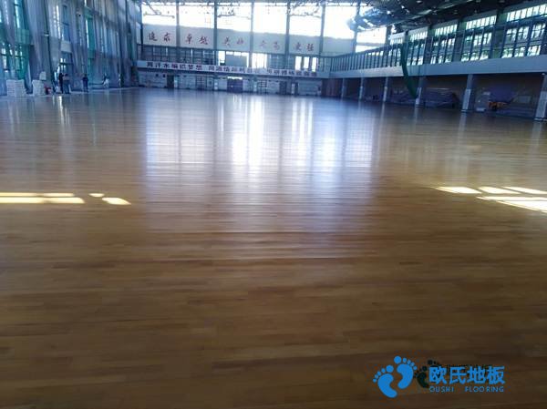 學(xué)?；@球館地板生產(chǎn)的工作環(huán)境