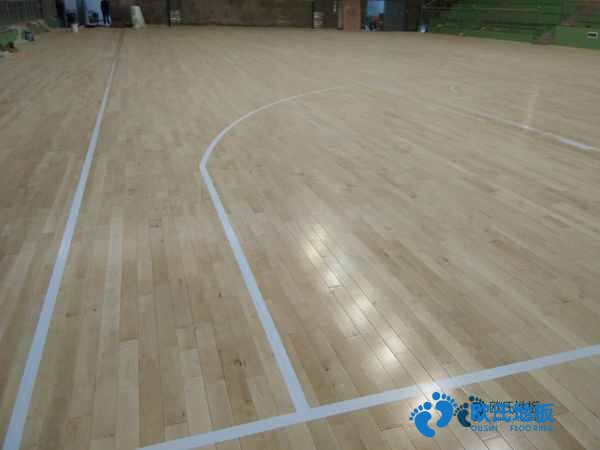 單龍骨運(yùn)動(dòng)場(chǎng)木地板怎么保養(yǎng)