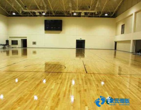 學(xué)?；@球場館地板的生產(chǎn)線