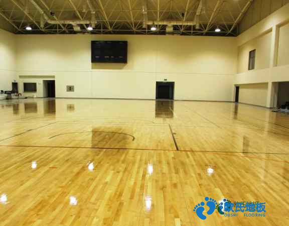 學(xué)?；@球場館地板的生產(chǎn)線