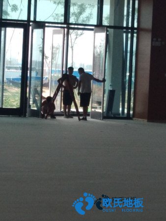 學(xué)?；@球場館地板的生產(chǎn)線