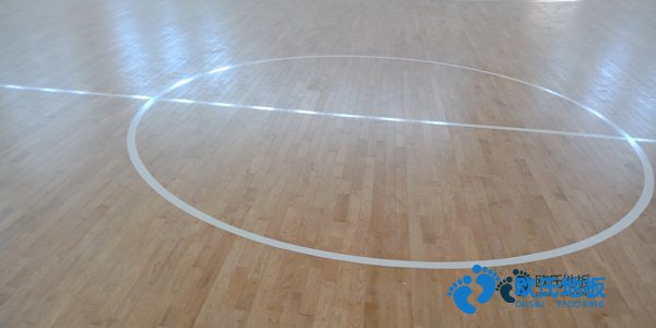 學(xué)?；@球地板用哪種好