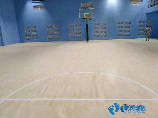 學(xué)校籃球場(chǎng)館地板能拖嗎