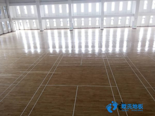 學(xué)?；@球場木地板施工隊(duì)