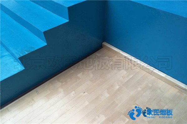 學(xué)?；@球場地地板防潮層