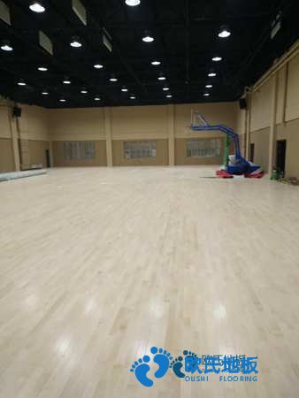 學(xué)?；@球場地地板回彈值