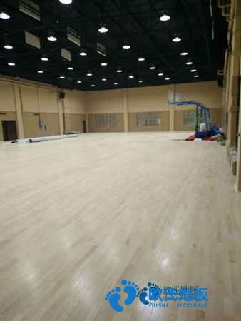 學(xué)?；@球場地地板回彈值