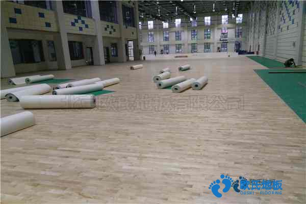 學(xué)?；@球場地木地板能用多久