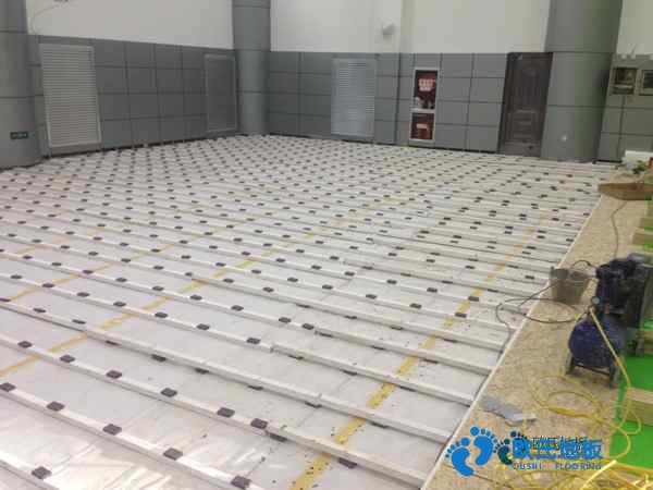 學(xué)?；@球場(chǎng)館地板如何拆