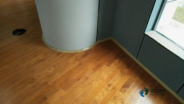 較好的籃球運動木地板設(shè)備