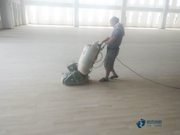 較好的籃球運(yùn)動(dòng)木地板怎樣擦干凈