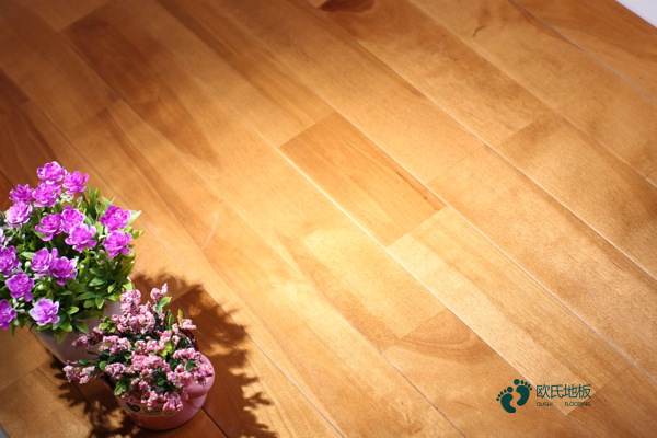 實(shí)木體育場(chǎng)木地板噴漆2