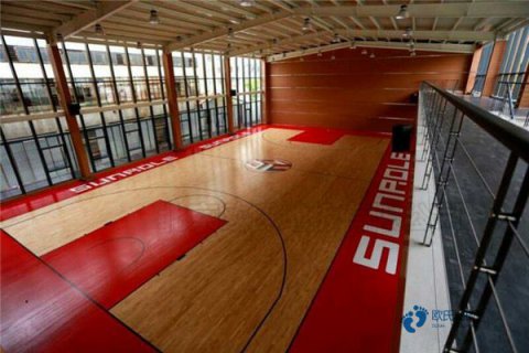 國產(chǎn)籃球體育地板施工團(tuán)隊(duì)