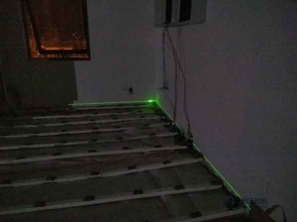 小學(xué)運動籃球木地板施工團(tuán)隊2
