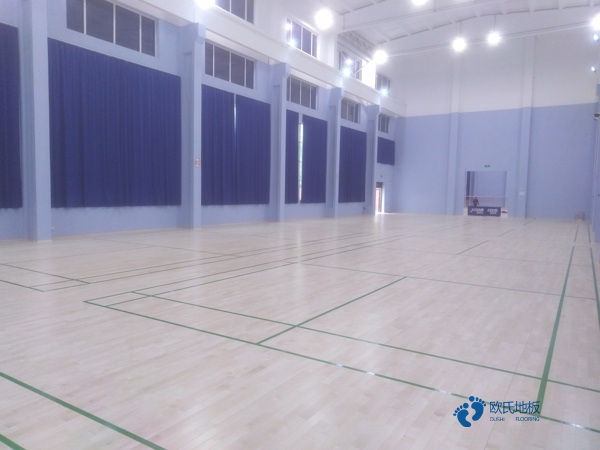 小學(xué)運動籃球木地板施工團(tuán)隊3