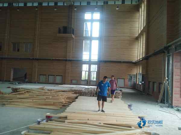 學(xué)?；@球場地地板耐磨層1