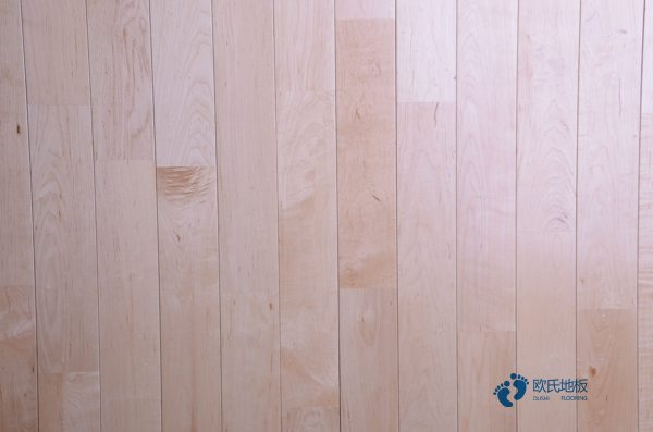 學(xué)?；@球場地板施工隊(duì)1