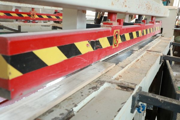 22mm厚運(yùn)動(dòng)場(chǎng)館木地板哪個(gè)牌子較環(huán)保3