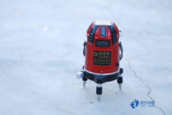 雙龍骨運(yùn)動(dòng)場地板如何保潔1